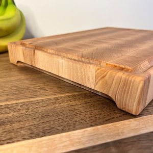 La planche à découper en bois naturel combine l'artisanat traditionnel avec la praticité et la sécurité de la cuisine moderne - Product Image 5