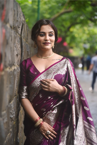 Sari de Seda Suave Banarasi en Color Vino |   Tela de Zari Plateada para Vestidos de Novia, Elegante Zari Plateado para Festivales y Eventos Tradicionales - Product Image 2