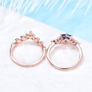 Anillo de compromiso y aniversario clásico de lujo para mujer con corte hexagonal de alejandrita y engaste de oro rosa - Product Image 3