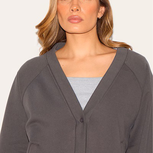 À la mode femmes bouton avant sweat Style décontracté doux coton polaire femmes à manches longues sweat avec impression de logo personnalisé - Product Image 4