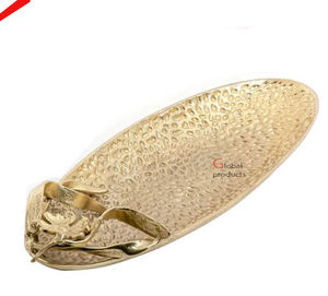 Beau plateau de service en métal de forme ovale fini doré avec motif papillon pour décor de table - Product Image 4