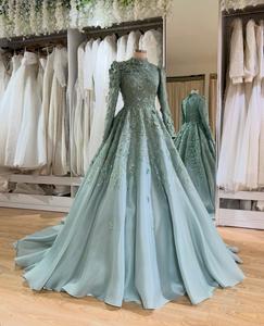 Vestido de Novia de Satén Marroquí de Lujo para Fiesta Formal Adornado con Delicados Patrones y Adornos Audaces para una Elegancia Atemporal - Product Image 1