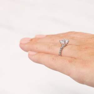 Princesa corte Fiji solitario Moissanite anillo de compromiso - Product Image 3