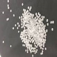 Granulés blancs en polyester/LDPE métallisé, résistants à l'eau et ignifuges, pour fibres textiles, matériaux de décoration intérieure et tissus de qualité.