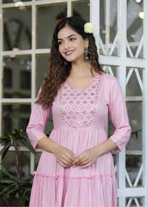 Cómodo vestido étnico para mujer, traje Anarkali bordado duradero, vestido Anarkali de viscosa bordado largo - Product Image 3