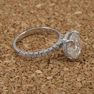 แหวนเพชรที่ปลูกในแล็บที่สวยงามเจิดจ้าสีทอง18K ทรงรี3.80กะรัต VVS2 IGI ได้รับการรับรองเครื่องประดับสุดหรูของขวัญสำหรับผู้หญิง - Product Image 2