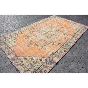 Tapis vintage 5,7 x 9,4 pieds, grand tapis turc, tapis à imprimé animalier orange - Product Image 3