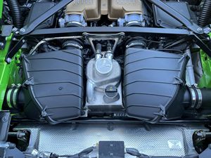 Certificado limpio y bastante usado Lamborghini Huracan STO 2023 - Product Image 3