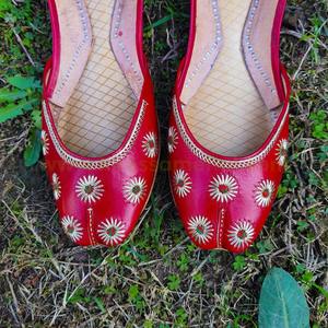 Khussa Juttis Bordadas con Lentejuelas para Mujer, Diseño Ecológico, Duradero y Moderno, Color y Talla Personalizables, para Festivales y Actuaciones - Product Image 2