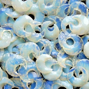 Croissant de lune en Opalite, meilleure qualité, sculpté à la main, pierre précieuse en cristal, croissant de lune pour la fabrication de bijoux, vente en gros - Product Image 1