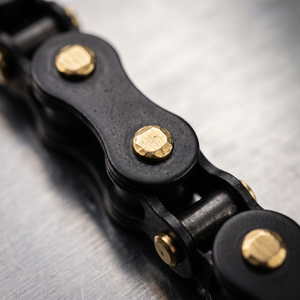 สร้อยข้อมือผู้ชาย Apex Industrial รุ่น Dual Tone Industrial Link Bracelet ดีไซน์ Midnight Finish ตกแต่งด้วยสีทอง พร้อมข้อต่อแบบ Articulated Track Links - Product Image 2