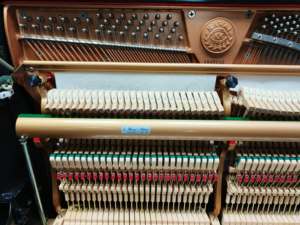 Piano vertical japonés usado Kawai DS60ES para rendimiento profesional, envío global disponible, caja de resonancia de madera maciza - Product Image 3