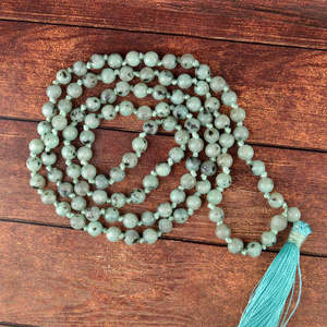 Collier Mala en cristal de pierre de lune kiwi - Pierre précieuse naturelle pour l'équilibre et l'intuition - Product Image 5