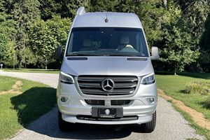 Mercedes-Benz Sprinter 2500 Airstream Interstate 19 Edición Tommy Bahama 4x4 2020, Usado en Buen Estado, Conversión Completa a Autocaravana, 3100 Millas - Product Image 2