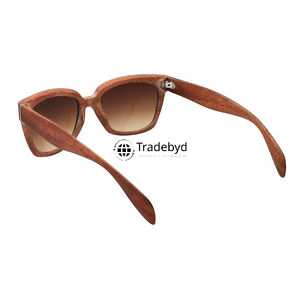 Gafas de Sol de madera hechas a mano unisex, elegantes y ecológicas, gafas de viaje con bloqueo UV de Tradebyd - Product Image 4