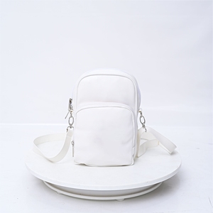 Bolso bandolera pequeño blanco, perfecto para mujeres, estilo moderno, minimalista y elegante. Bolso de hombro pequeño con logotipo personalizado. - Product Image 1