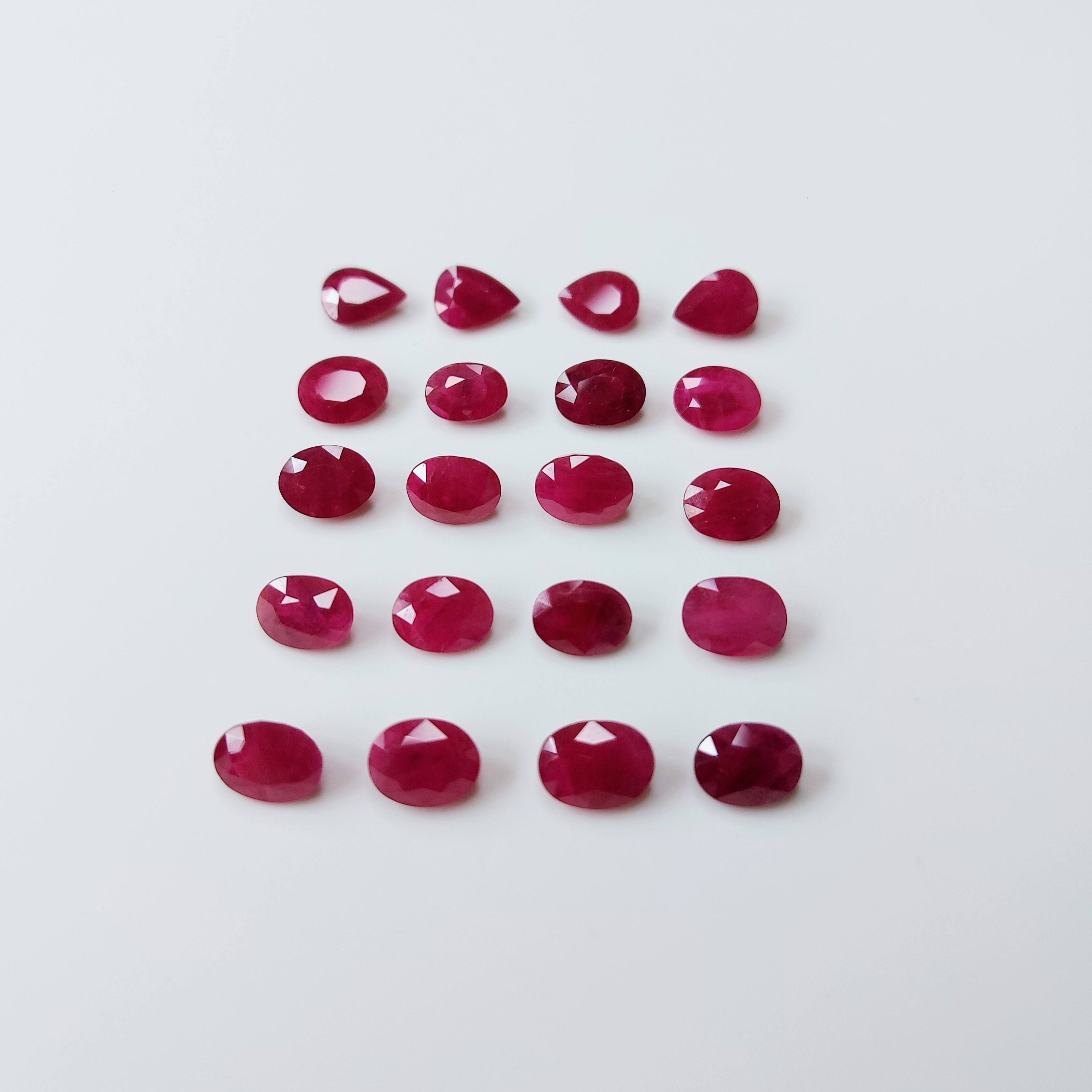 สีแดงเข้ม