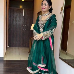 Élégant tissu de soie vert brodé Salwar Kameez avec Dupatta pour les vêtements de fête des femmes indiennes et pakistanaises - Product Image 1