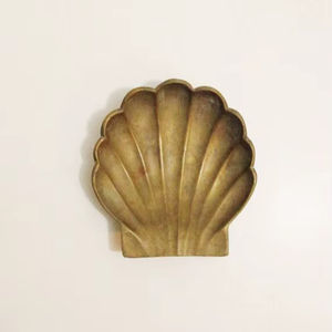 Cendrier en laiton lourd avec construction robuste conçu pour résister à la chaleur et aux conditions venteuses extérieures - Product Image 1