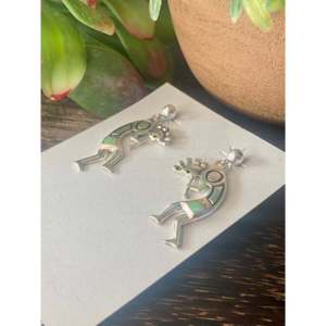 Pendientes Colgantes Kokopelli Hechos a Mano por Artesanos Navajo, Diseño de Gota con Turquesa Kingman y Plata de Ley, con Forma de Animal - Product Image 4