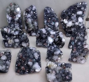 Grappe de pierres précieuses d'apophylite noire Minéraux Géode naturelle de l'Inde sur matrice pour la décoration de la maison Pcs emballés - Product Image 1