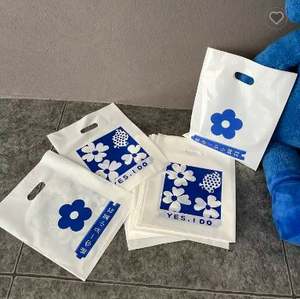 Prix d'usine Sacs à poignée découpée avec logo de conception personnalisée avec gravure Sacs à provisions HDPE recyclables pour supermarché - Product Image 3