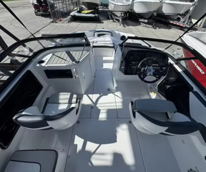 Bateau de travail Yamaha SX195 2025, remorqueur, JetDrive, 1812 cm³, suralimenté, 4 cylindres, 4 temps, haute performance, 8 personnes, remorque - Product Image 3