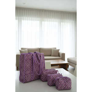 Collection d'été écologique : Ensemble de 4 sacs fourre-tout utilitaires en coton violet à motifs floraux estampés à la main, avec fermeture éclair - Product Image 2