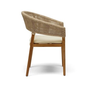 Chaise de jardin moderne Cassandra en bois de teck massif de qualité et rotin tissé avec coussin imperméable pour une utilisation en extérieur. - Product Image 3