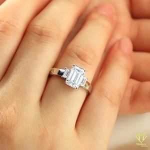 Exportation Qualité Élégante Moissanite Bague de Fiançailles Argent Sterling Design Classique Pierres Précieuses Étincelantes pour Femmes Disponible à la Vente - Product Image 4