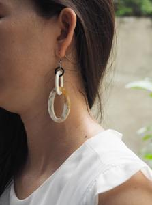 Boucles d'oreilles en corne de buffle écologiques, style animalier, design géométrique contemporain, technique polie par HF CRAFTS - Product Image 3