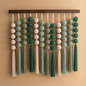 Suspension murale en macramé de boules vertes et blanches de designer pour les expositions d'événements, les fêtes, la décoration intérieure et les cadeaux attentionnés en provenance d'Inde - Product Image 1