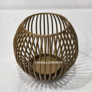 Portavelas elegante de estilo jaula de Marco abierto con estructura aireada y líneas equilibradas para una luz decorativa silenciosa en un interior elegante - Product Image 1