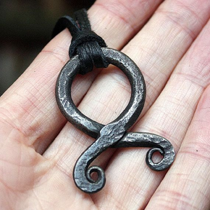 Forgé à la main médiévale Viking Troll croix pendentif unisexe peu de brillance torsadé anneau de bras médiéval au prix d'usine à bas prix - Product Image 3