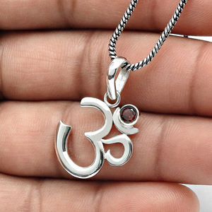 Piedra preciosa granate rojo Natural 925 plata esterlina indio Religioso Om colgante para mujer y hombre enero piedra natal joyería India - Product Image 2