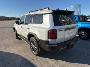 Faible kilométrage 2024 pour Prado 4x4 SUV Neuf/Occasion Véhicule tout-terrain Boîte de vitesses automatique Cuir Gauche Émission Euro VI - Product Image 4