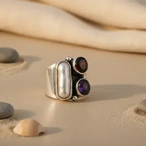 Anillo de Plata 925 con Baño de Rodio y Granate, Diseño Geométrico, para Mujer - Product Image 1