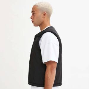 Ajuste recortado cuadrado negro con correas de hombro ajustables y cierre de cremallera con diseño moderno y ajuste funcional transpirable - Product Image 4