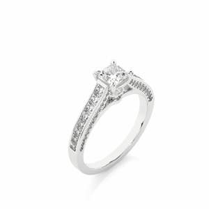 Bague de fiançailles pour femme, solitaire taille princesse avec diamant d'accentuation - Product Image 1
