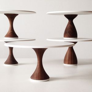 Présentoir à gâteau en bois personnalisé avec finition personnalisée et détails gravés idéal pour les mariages et les fêtes de famille - Product Image 1