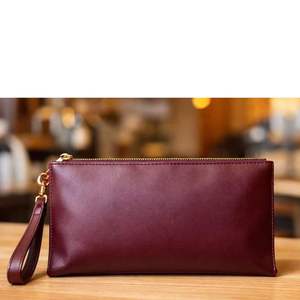 Pochette en cuir véritable bordeaux avec fermeture éclair et dragonne pour femme – Idéale pour le quotidien, les soirées et les voyages - Product Image 2