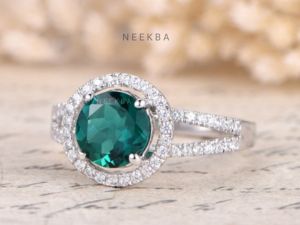 Bague en or blanc massif de 14 carats émeraude de laboratoire de coupe ronde de 7 mm bague de fiançailles en or de mai pierre de naissance bague Art déco à tige fendue - Product Image 3