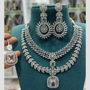 Collier de luxe avec finition en argent serti de diamants américains parfait pour les mariages, les fêtes et les cadeaux - Product Image 4