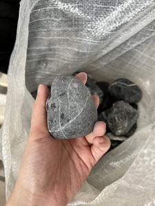 หินกรวดสีดำแบบคว่ำในเวียดนามสำหรับตกแต่งสวนกลางแจ้งหินกรวดแบบรวมพื้น - Product Image 4