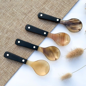 Elaborada con cuerno de Búfalo, Esta cuchara es ideal para té o especias. Una adición única, ecológica y elegante para su cocina - Product Image 3