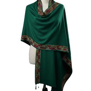 Vente en gros de hijabs en viscose d'hiver AHE Zubda |   Écharpe arabe Kashka de couleur unie durable et durable avec pompon en dentelle - Product Image 5