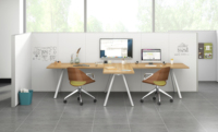 Système de bancs modulaires OMNI pour aménagement de bureaux modernes avec colonne de support partagée, bancs et bureaux multifonctionnels extensibles en fer