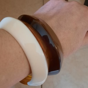 UJBOX Vente en gros Bijoux de poignet épais de petite taille 54mm à ouverture 15 couleurs Bracelets en résine acrylique Bracelets pour femmes - Product Image 1