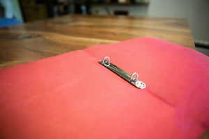 LMC-0017 de classeur en cuir de restaurant A4 personnalisé avec support central élastique support de menu de gaufrage fournitures pour hôtels et restaurants - Product Image 3