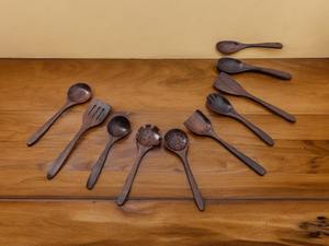 Cuillère en bois rustique en gros pour la cuisine à domicile ou la cuisine champêtre et l'usage culinaire, disponible à la vente - Product Image 3